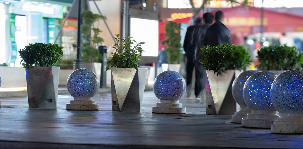 深圳大浪商业中心上线发光石球